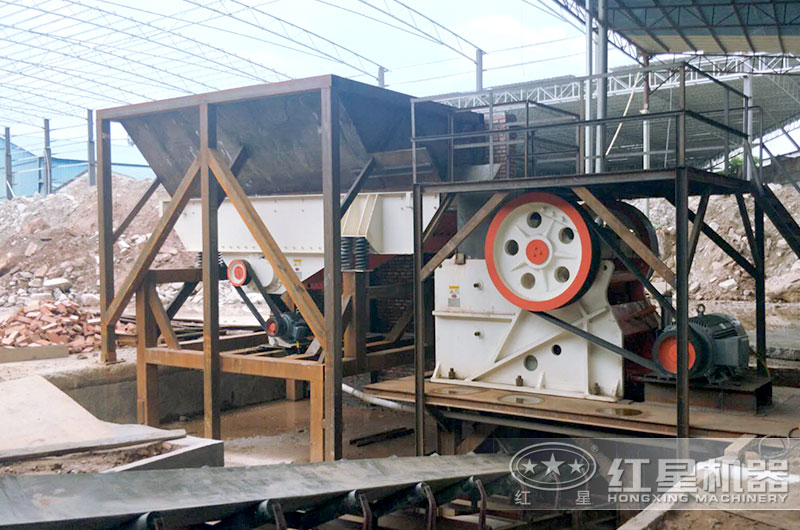 鵝卵石破碎生產(chǎn)線一角_顎式破碎機(jī)