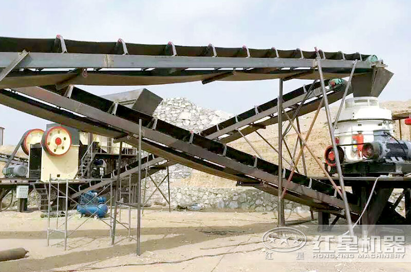 砂石生產(chǎn)線現(xiàn)場(chǎng)，粗碎破碎機(jī)為顎式破碎機(jī)
