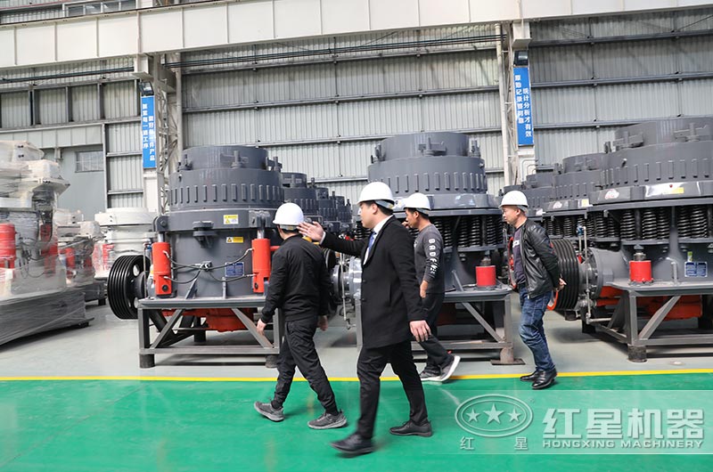 用戶到廠近距離考察硅石破碎機，專業(yè)人員全程陪同