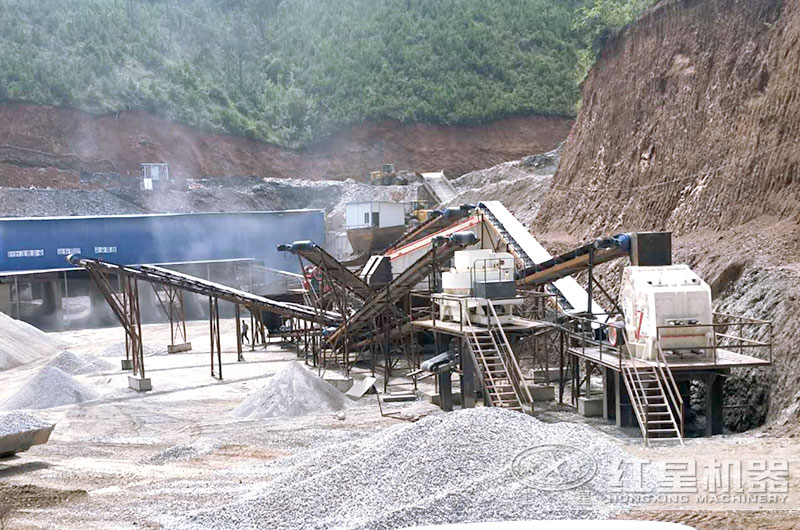 碎石生產(chǎn)現(xiàn)場(chǎng)，反擊破+沖擊式破碎機(jī)