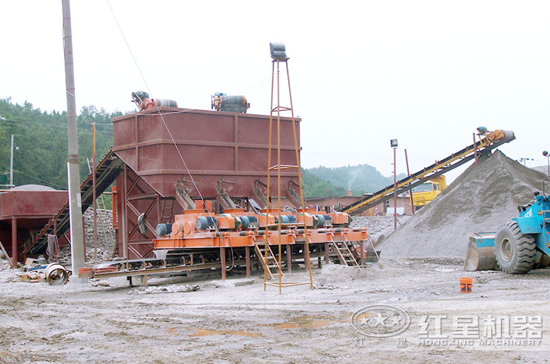 對(duì)輥破碎機(jī)生產(chǎn)現(xiàn)場(chǎng)，破碎河卵石