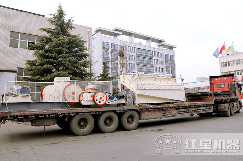 對(duì)輥破碎機(jī)發(fā)貨現(xiàn)場(chǎng)，發(fā)往廣東