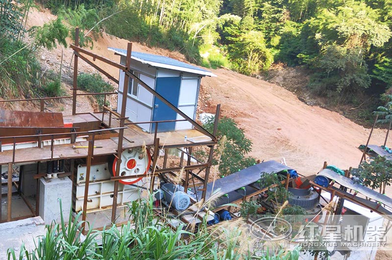 顎式破碎機生產(chǎn)現(xiàn)場，搭配圓錐破破碎硬料