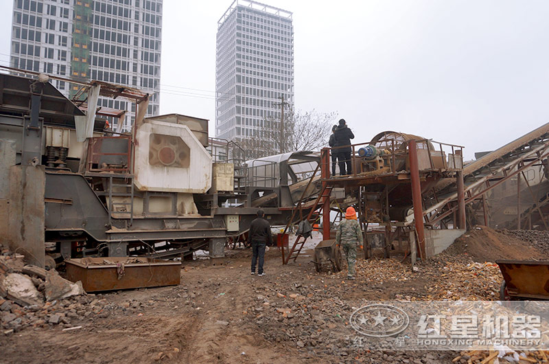 移動(dòng)破碎站（配置顎破、進(jìn)料口大）