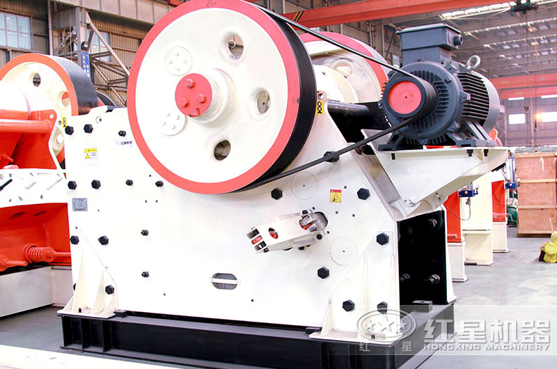 顎式破碎機(jī)車(chē)間實(shí)拍圖，現(xiàn)貨充足