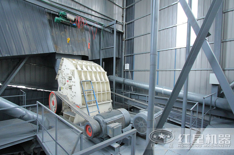 錘式破碎機作業(yè)現(xiàn)場 錘式破碎機作業(yè)現(xiàn)場